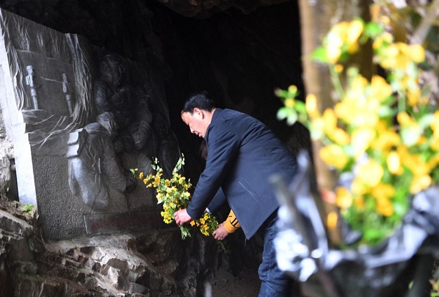 新華全媒+丨金剛臺上“金剛俠”：舍女護戰(zhàn)友 她卻是十幾個遺孤的“媽媽”
