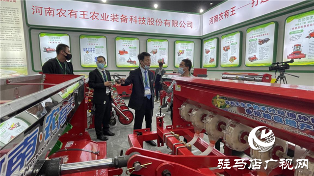  &ldquo;農(nóng)有王&rdquo;震撼亮相全國(guó)農(nóng)機(jī)展覽會(huì)