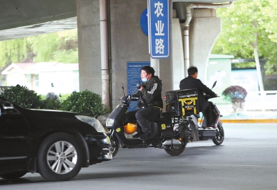 騎電動車看手機(jī)5月1日起將罰款 騎手該咋辦？