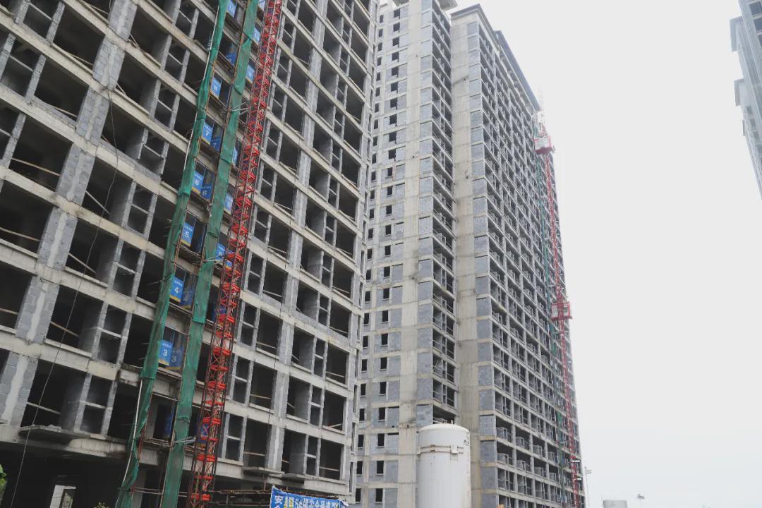 駐馬店西班牙小鎮(zhèn)三期、四期高層全線施工，年底交房！