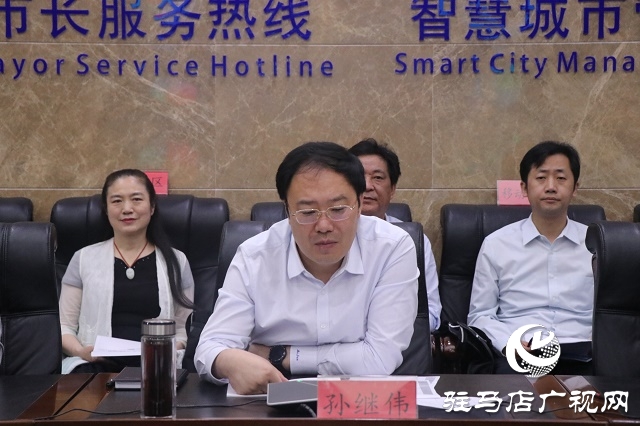 駐馬店市副市長(zhǎng)孫繼偉現(xiàn)場(chǎng)接聽(tīng)“12345”政務(wù)服務(wù)熱線
