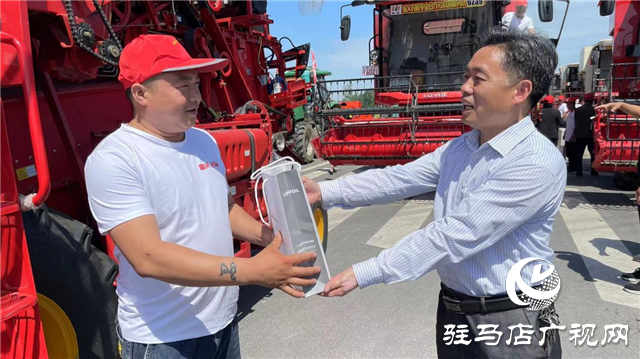 河南農(nóng)吉麥稻收獲服務(wù)隊跨區(qū)作業(yè)出征儀式