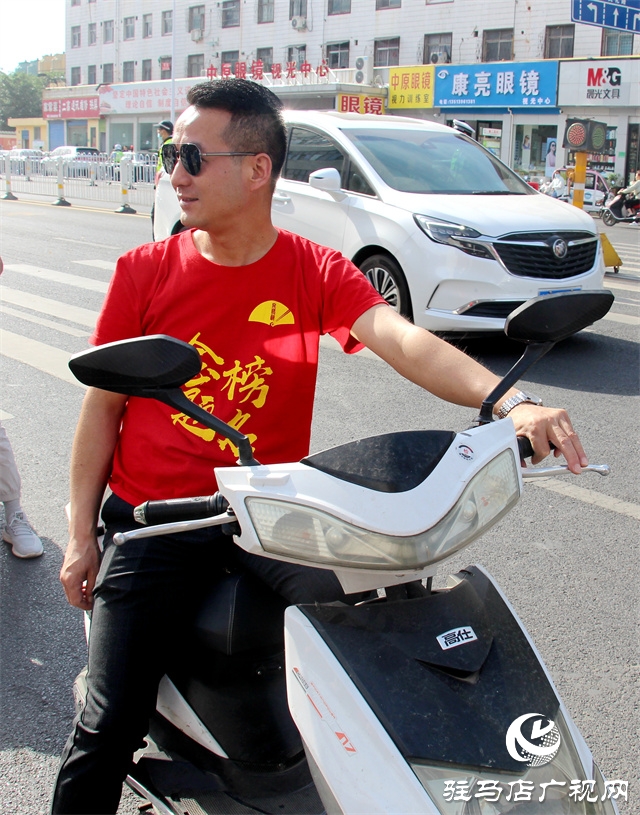 駐馬店高考首日，現(xiàn)場直擊?。ńM圖）