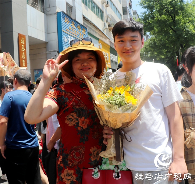 駐馬店高考首日，現(xiàn)場直擊?。ńM圖）