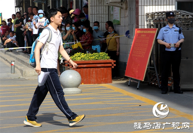 駐馬店高考首日，現(xiàn)場直擊?。ńM圖）