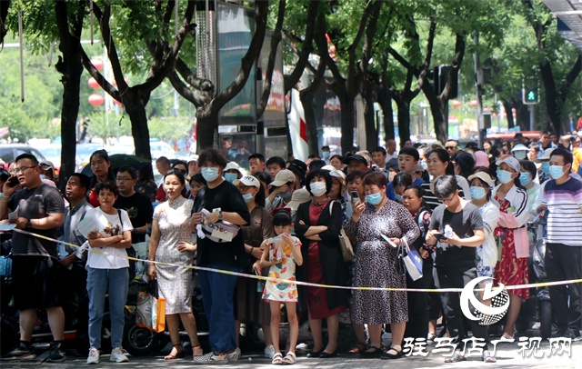 駐馬店高考首日，現(xiàn)場直擊?。ńM圖）
