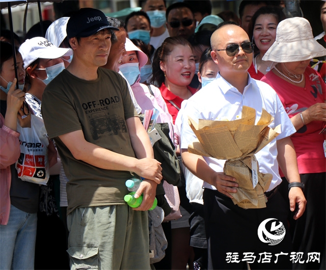 駐馬店高考首日，現(xiàn)場直擊?。ńM圖）