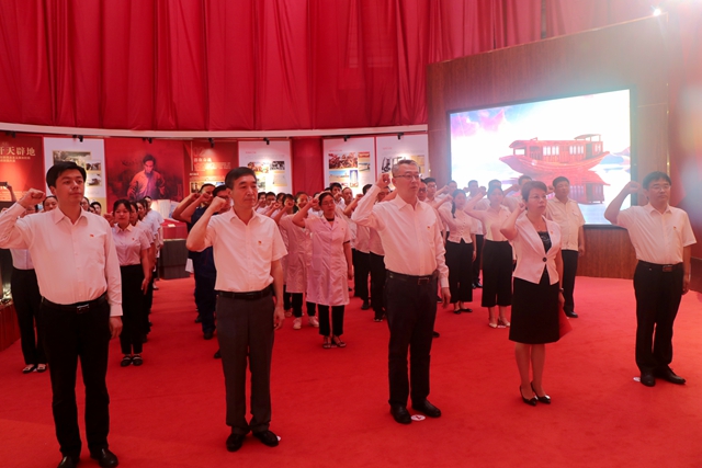 駐馬店市舉行新黨員入黨宣誓和黨員重溫入黨誓詞活動(dòng)