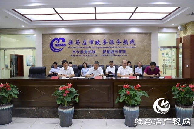 市人大代表、政協(xié)委員接聽(tīng)12345政務(wù)服務(wù)便民熱線 傾聽(tīng)民情民意