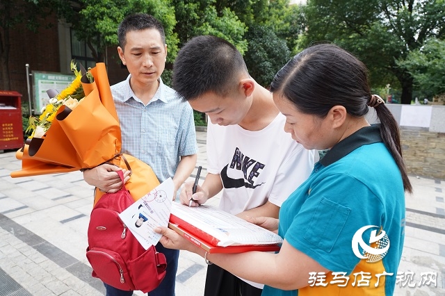 駐馬店市首封清華、北大錄取通知書到啦！