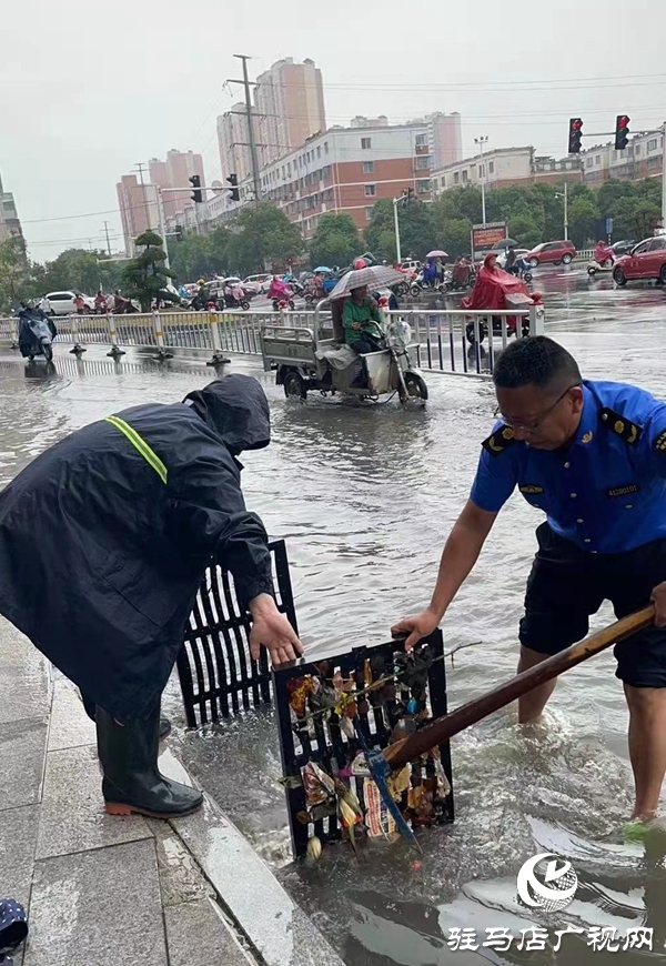 駐馬店市中心城區(qū)相關(guān)部門(mén)迅速行動(dòng)排澇除險(xiǎn)