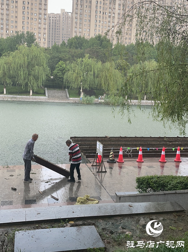 駐馬店市中心城區(qū)相關(guān)部門(mén)迅速行動(dòng)排澇除險(xiǎn)