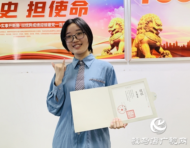 喜報(bào)！駐馬店市一高迎來(lái)了北京大學(xué)、中國(guó)人民大學(xué)的錄取通知書(shū)