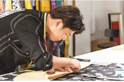 向世界展示中國(guó)華服之美(新國(guó)潮)