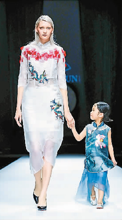 向世界展示中國(guó)華服之美(新國(guó)潮)