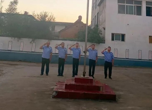【我為祖國(guó)站崗】向祖國(guó)敬禮︱平輿公安祝福偉大祖國(guó)繁榮昌盛、國(guó)泰民安！