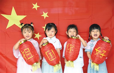“到處可見(jiàn)的‘中國(guó)紅’，是最美的色彩”