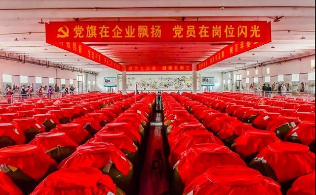 豫坡酒業(yè)舉行醬意濃香型白酒開(kāi)窖生產(chǎn)儀式！頭輪壓窖原漿酒出鍋！