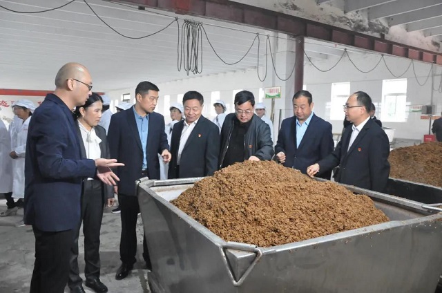 豫坡酒業(yè)舉行醬意濃香型白酒開(kāi)窖生產(chǎn)儀式！頭輪壓窖原漿酒出鍋！