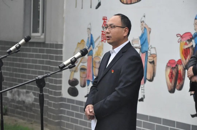 豫坡酒業(yè)舉行醬意濃香型白酒開(kāi)窖生產(chǎn)儀式！頭輪壓窖原漿酒出鍋！