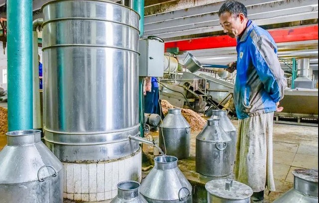 豫坡酒業(yè)舉行醬意濃香型白酒開(kāi)窖生產(chǎn)儀式！頭輪壓窖原漿酒出鍋！