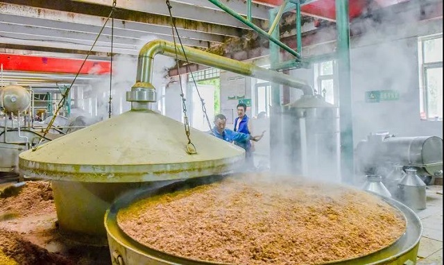 豫坡酒業(yè)舉行醬意濃香型白酒開(kāi)窖生產(chǎn)儀式！頭輪壓窖原漿酒出鍋！