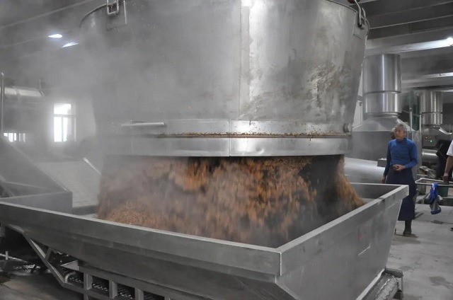 豫坡酒業(yè)舉行醬意濃香型白酒開(kāi)窖生產(chǎn)儀式！頭輪壓窖原漿酒出鍋！