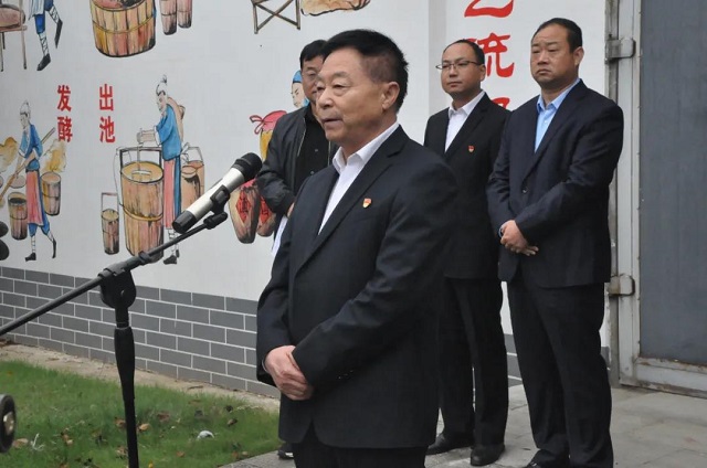 豫坡酒業(yè)舉行醬意濃香型白酒開(kāi)窖生產(chǎn)儀式！頭輪壓窖原漿酒出鍋！