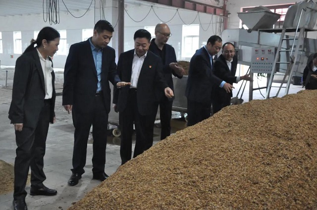 豫坡酒業(yè)舉行醬意濃香型白酒開(kāi)窖生產(chǎn)儀式！頭輪壓窖原漿酒出鍋！