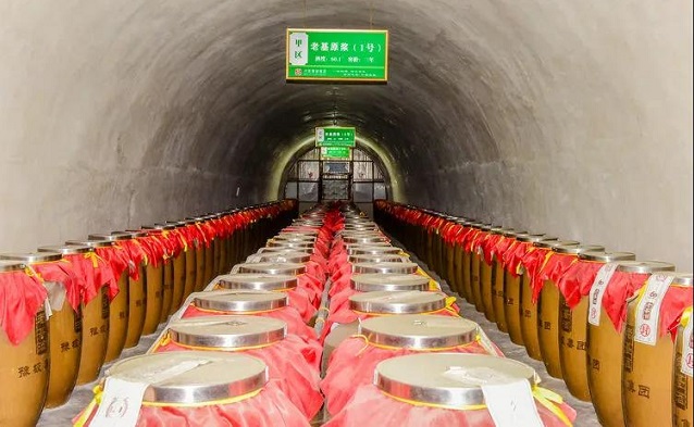 豫坡酒業(yè)舉行醬意濃香型白酒開(kāi)窖生產(chǎn)儀式！頭輪壓窖原漿酒出鍋！