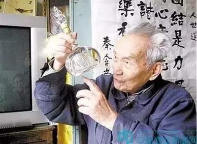 豫坡酒業(yè)舉行醬意濃香型白酒開(kāi)窖生產(chǎn)儀式！頭輪壓窖原漿酒出鍋！