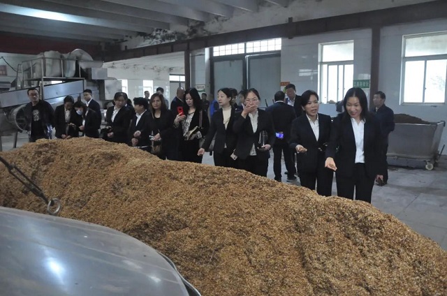 豫坡酒業(yè)舉行醬意濃香型白酒開(kāi)窖生產(chǎn)儀式！頭輪壓窖原漿酒出鍋！