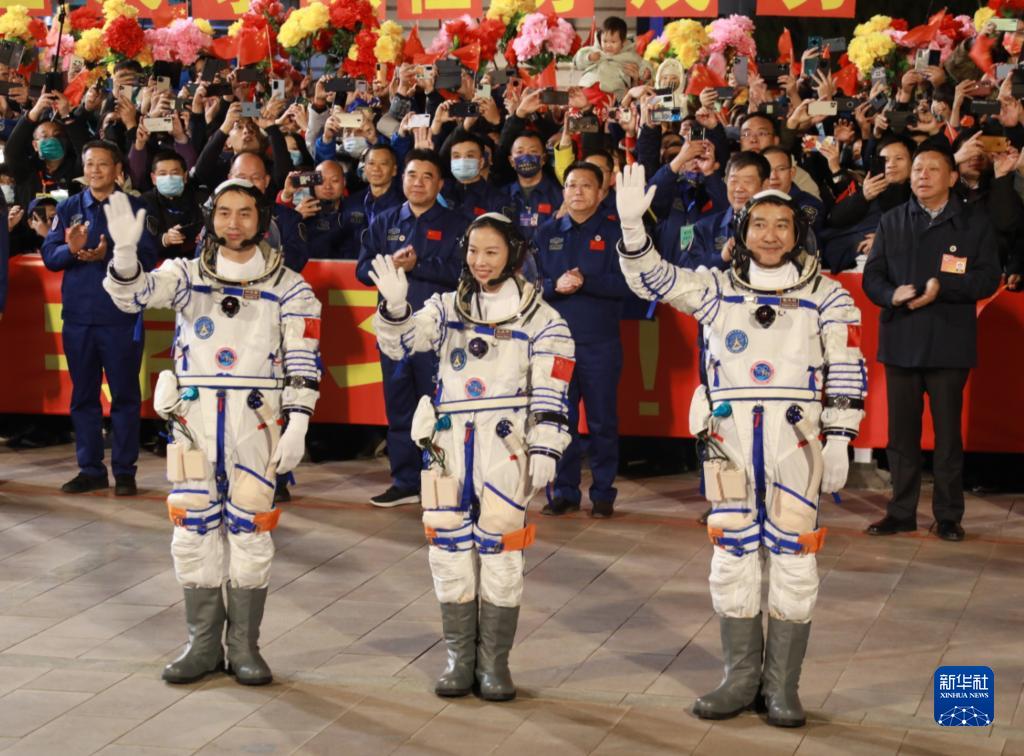 月下棹神舟星夜赴天河&mdash;&mdash;神舟十三號飛天紀(jì)實