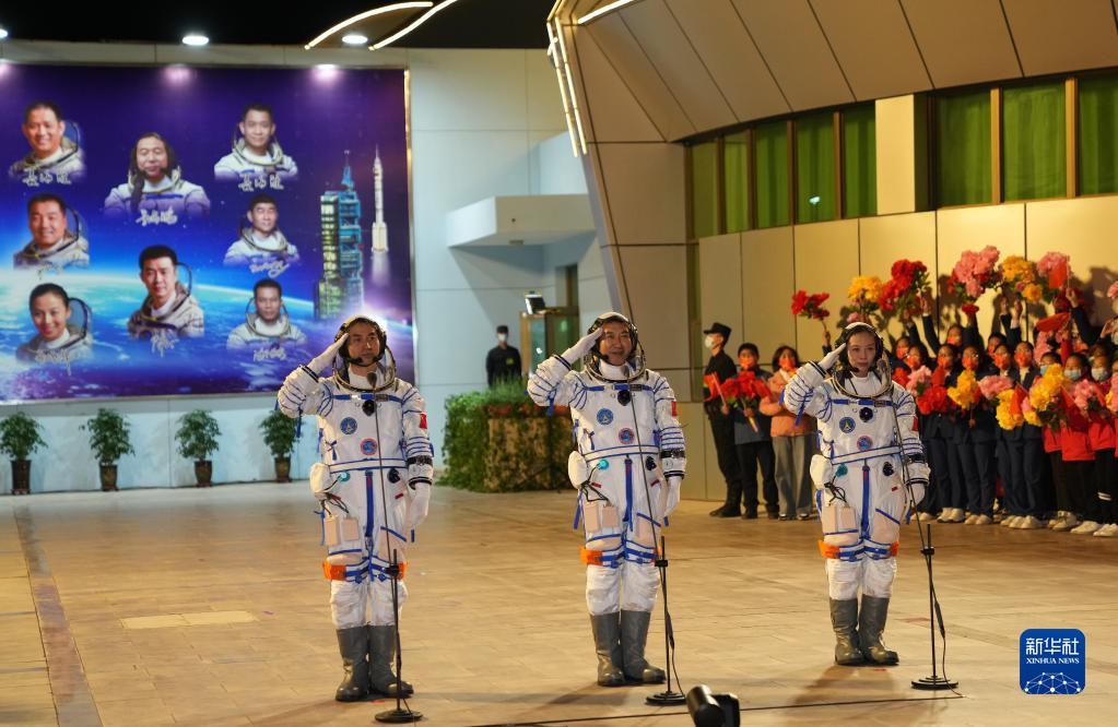 月下棹神舟星夜赴天河&mdash;&mdash;神舟十三號飛天紀(jì)實