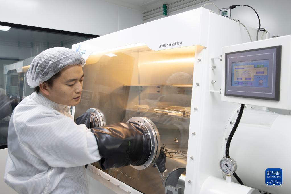 新華全媒+|嫦娥五號月球樣品最新研究成果發(fā)布 刷新月球演化傳統(tǒng)認知