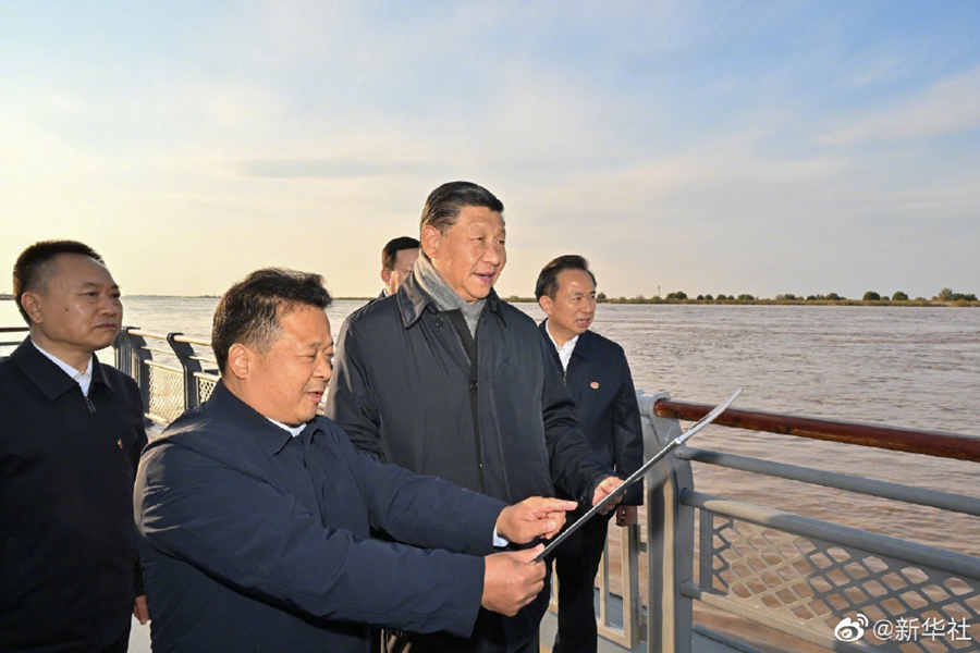 習(xí)近平在山東東營考察黃河入?？? /></p>
<p style=