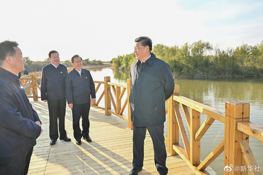 習(xí)近平在山東東營考察黃河入?？? /></p>
<p style=