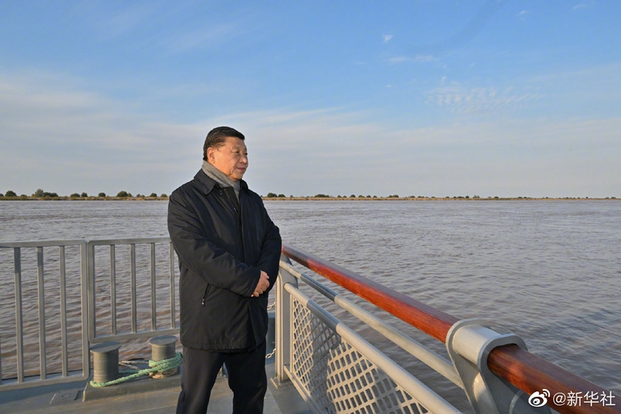 習(xí)近平在山東東營考察黃河入?？? /></p>
<p style=