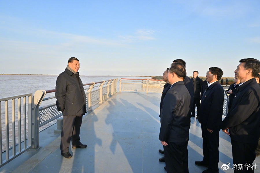 習(xí)近平在山東東營考察黃河入?？? /></p>
<p style=