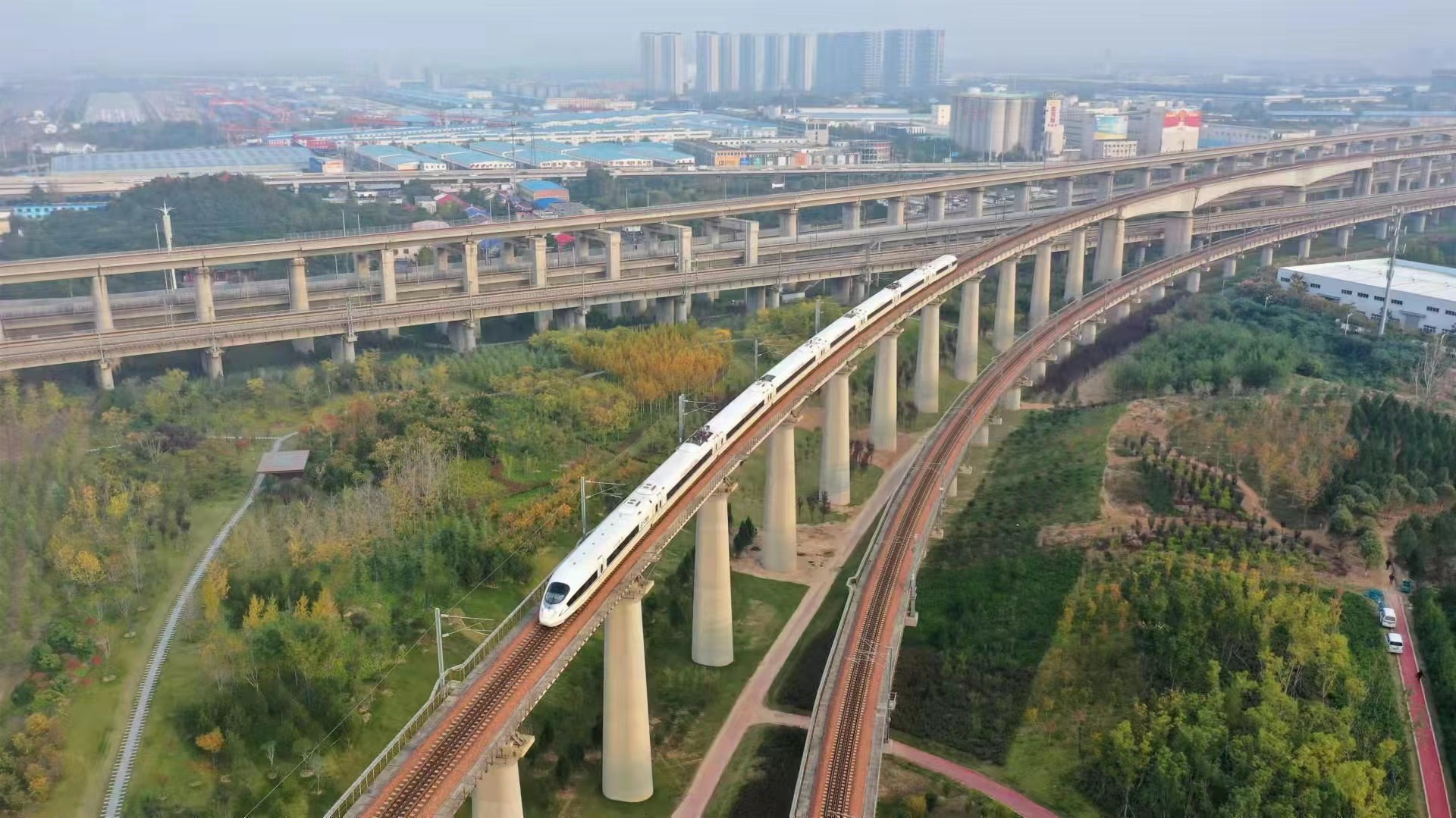 日均開(kāi)行列車338趟 鄭州鐵路“雙11”電商黃金周快件運(yùn)輸今日啟動(dòng)