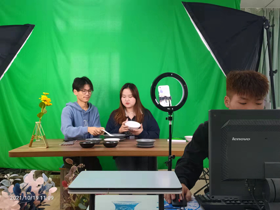 旅游行業(yè)“重塑”倒逼人才培養(yǎng)變革 導游要變“主播”？