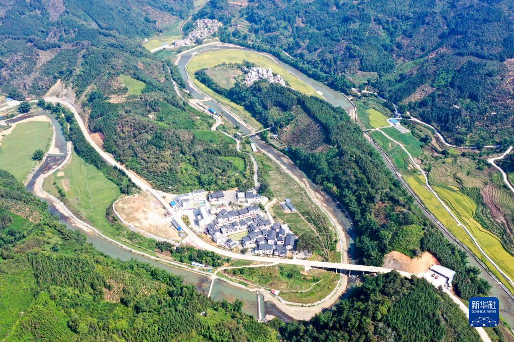 奮斗百年路 啟航新征程·中國(guó)共產(chǎn)黨人的精神譜系丨愛(ài)黨信黨 魚(yú)水情深——老區(qū)精神述評(píng)