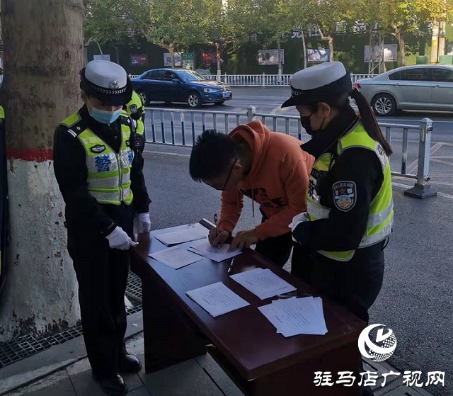 駐馬店市驛城區(qū)交警大隊開展一盔一帶宣傳工作