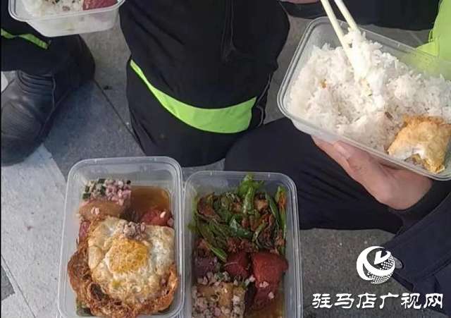 平輿縣：鐵騎執(zhí)勤巡邏忙 群眾送餐慰問勵(lì)警心