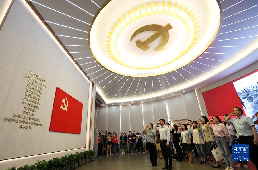 百年初心成大道　萬(wàn)里征程作雄行——以習(xí)近平同志為核心的黨中央領(lǐng)導(dǎo)開展黨史學(xué)習(xí)教育紀(jì)實(shí)