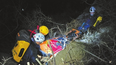 驢友登封玉皇溝墜崖14小時后獲救 有償救援能攔住驢友任性冒險嗎？