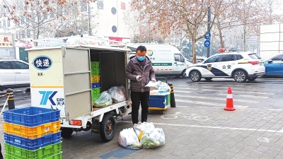 初雪過(guò)后，記者探訪鄭州部分封控區(qū)、管控區(qū)：米面果蔬尿不濕網(wǎng)購(gòu)就能送進(jìn)來(lái)