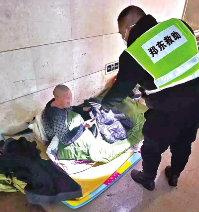 雪舞寒冬“掃街”救助，棉衣可暖？