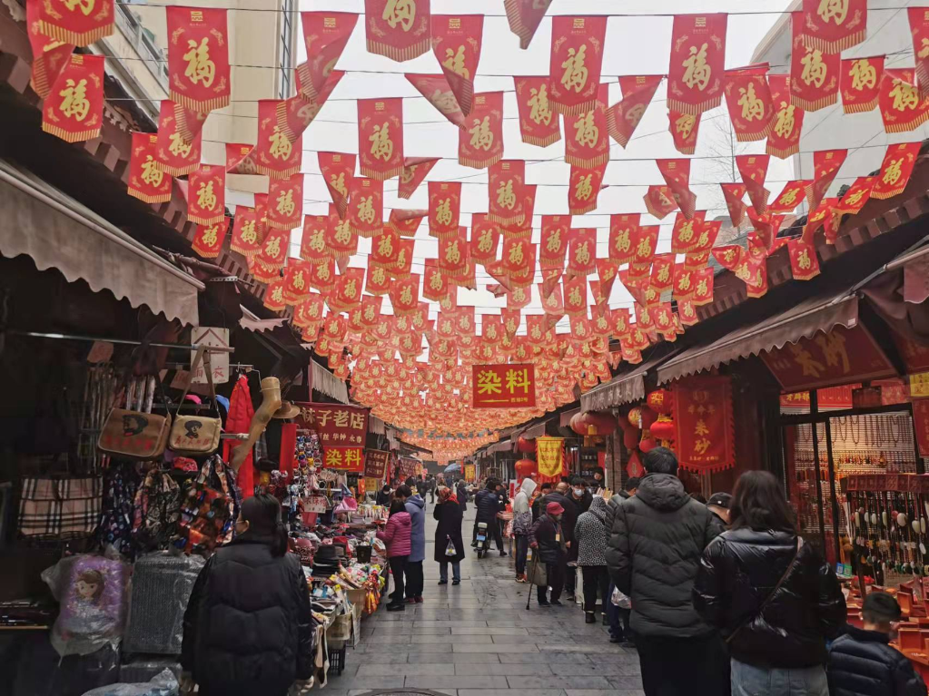 新華全媒+｜投放儲(chǔ)備肉菜、必需品不斷檔……年關(guān)有溫度年味更濃情