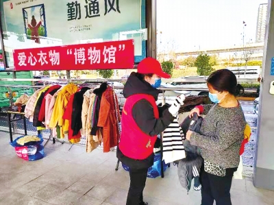 你有閑置的過冬衣物嗎？鄭州 210個BRT公交站臺都能捐